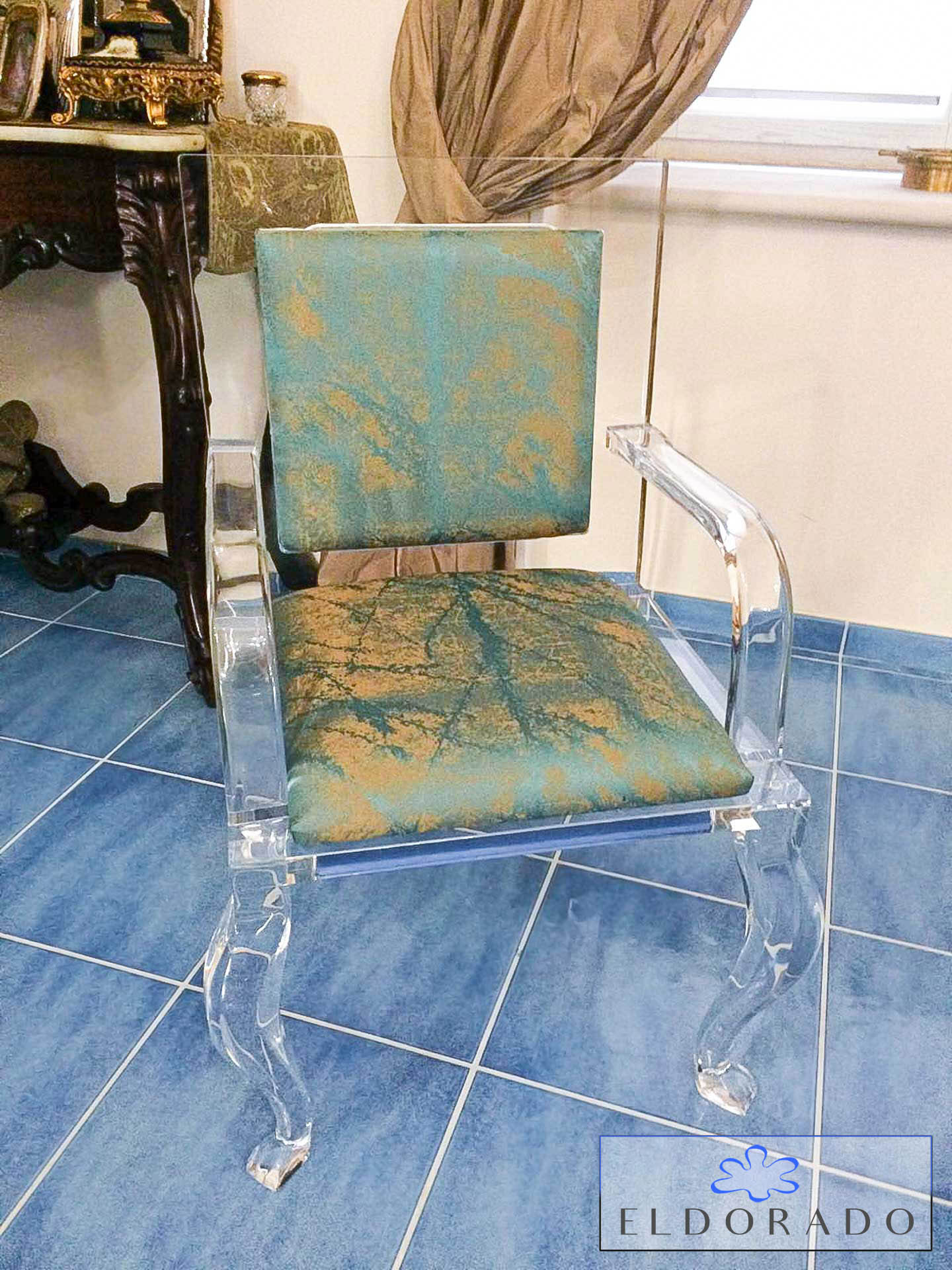 sedie-modello-oc-luxury-acrylic-chairs-oc-fabric-seat-armrests-jpg