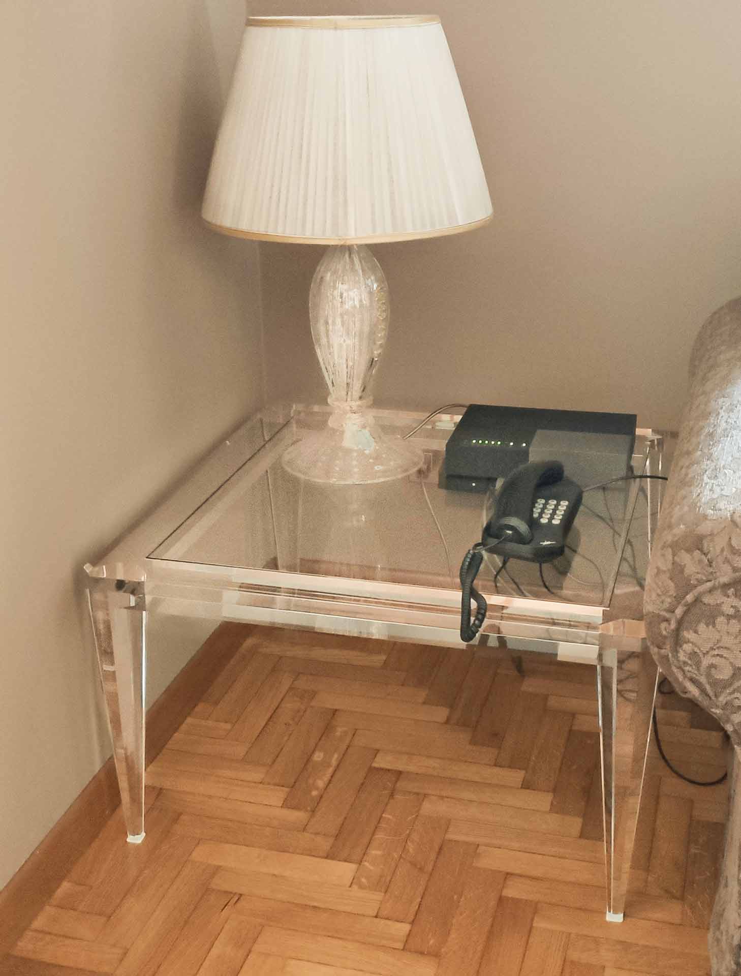 tavolini-angolari-lato-divano-modello-spillo-0-luxury-fine-acrylic-side-tables-lv1-70-70-40-jpg